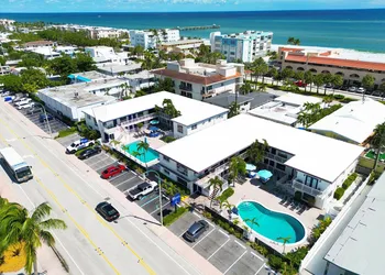 Blue Strawberry by the Sea hotel thumbnail 3