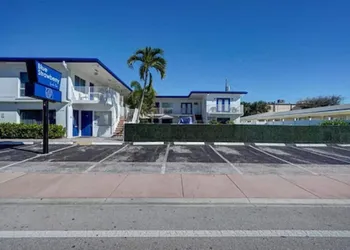 Blue Strawberry by the Sea hotel thumbnail 5