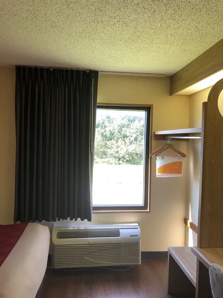 Econo Lodge London North hotel detail image 6