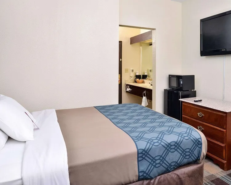 Econo Lodge Inn & Suites Shelbyville hotel detail image 6