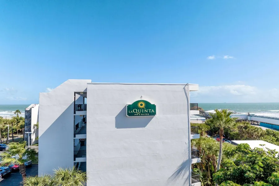 La Quinta Inn & Suites by Wyndham Cocoa Beach Oceanfront hotel detail image 2