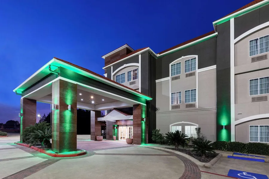 La Quinta Inn & Suites by Wyndham Lumberton hotel detail image 2