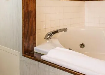 Comfort Inn Manistique hotel thumbnail 2