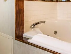 Comfort Inn Manistique hotel thumbnail 3