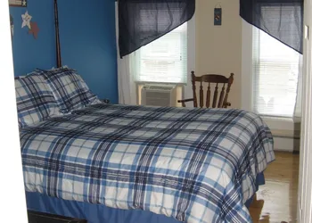 Lakeside Get-A-Way hotel thumbnail 4