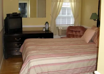 Lakeside Get-A-Way hotel thumbnail 8