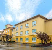 La Quinta Inn & Suites by Wyndham Fort Smith hotel detail image 3