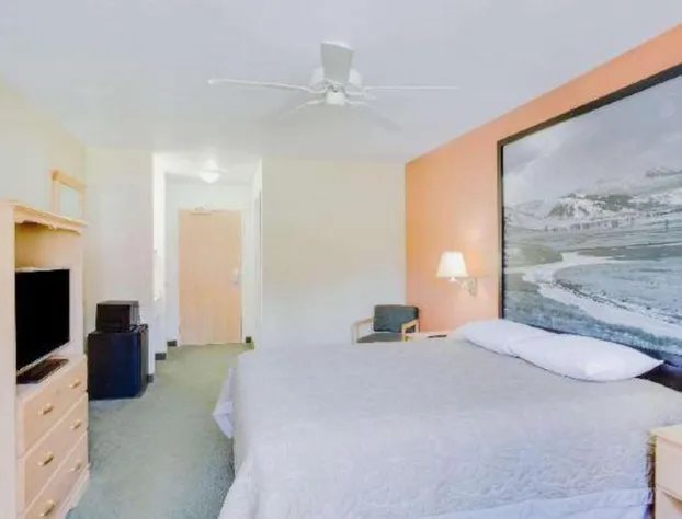 Super 8 by Wyndham Cooke City Yellowstone Park hotel detail image 1