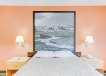 Super 8 by Wyndham Cooke City Yellowstone Park hotel thumbnail 4