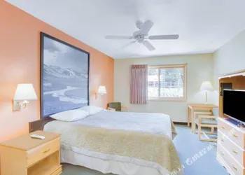 Super 8 by Wyndham Cooke City Yellowstone Park hotel thumbnail 5