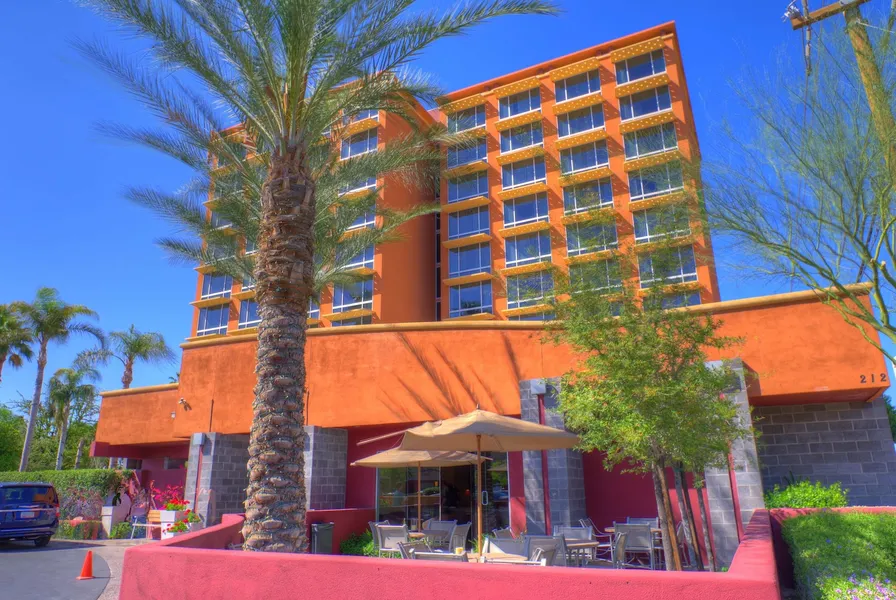 Holiday Inn Express & Suites Phoenix Midtown by IHG hotel detail image 2