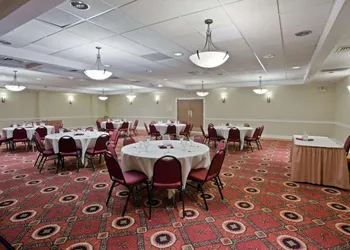 La Quinta Inn & Suites by Wyndham Downtown Conference Center hotel thumbnail 3
