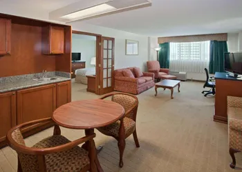 La Quinta Inn & Suites by Wyndham Downtown Conference Center hotel thumbnail 8