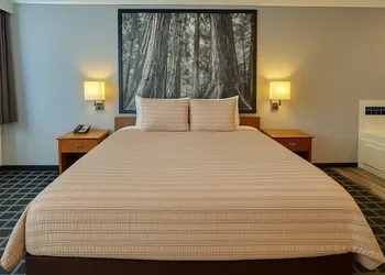 Creekside Inn & Suites hotel thumbnail 7