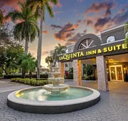 La Quinta Inn & Suites by Wyndham Coral Springs South hotel detail image 5
