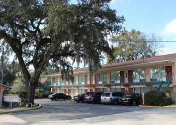Travelers Inn hotel thumbnail 2