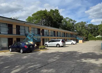Travelers Inn hotel thumbnail 5