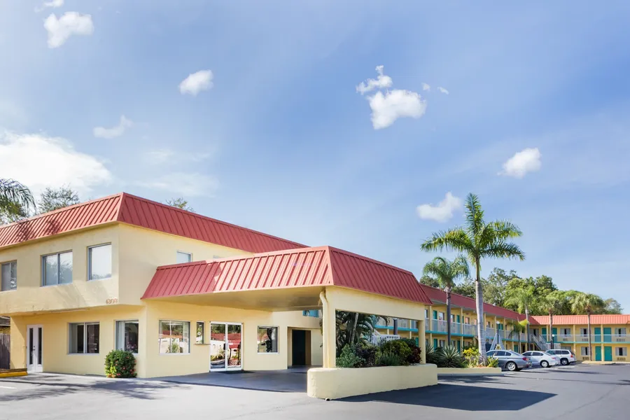 Super 8 by Wyndham Sarasota Near Siesta Key hotel detail image 2