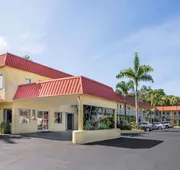 Super 8 by Wyndham Sarasota Near Siesta Key hotel detail image 3