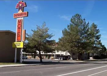 Thunderbird Motel hotel thumbnail 6