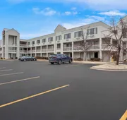 Econo Lodge Willowbrook hotel detail image 4