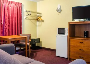 Econo Lodge Ottawa hotel thumbnail 5