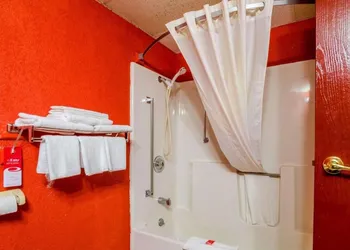 Econo Lodge Ottawa hotel thumbnail 8