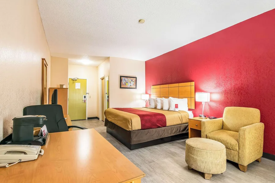 Econo Lodge Topeka at Wanamaker hotel detail image 6