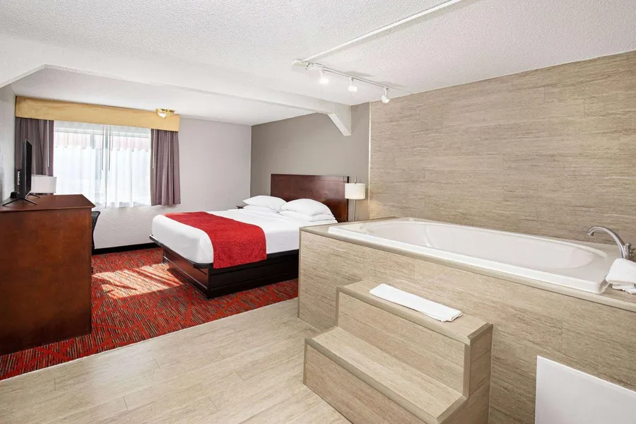 Ramada by Wyndham Bowling Green hotel detail image 2