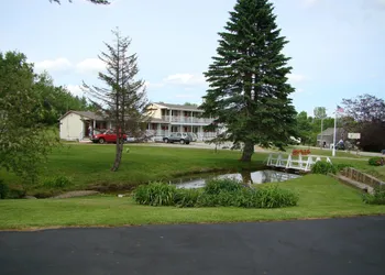 Bay Leaf Cottages & Bistro hotel thumbnail 2