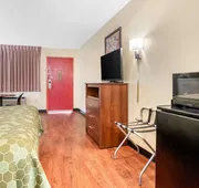 Econo Lodge Inn & Suites Forest hotel detail image 3