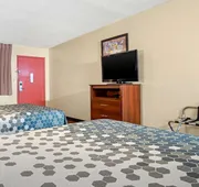 Econo Lodge Inn & Suites Forest hotel detail image 4