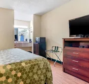 Econo Lodge Inn & Suites Forest hotel detail image 5