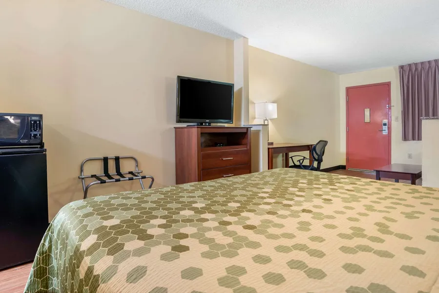 Econo Lodge Inn & Suites Forest hotel detail image 6