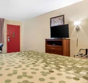 Econo Lodge Inn & Suites Forest hotel detail image 7