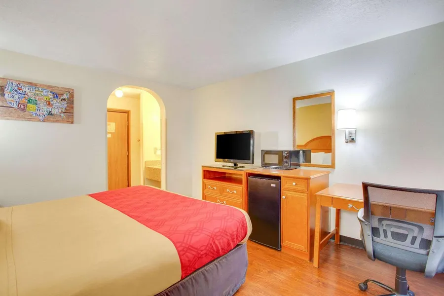 Econo Lodge Inn & Suites Albuquerque East I-40 Eubank Exit hotel detail image 2