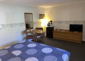 A Holiday Motel hotel thumbnail 5