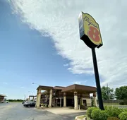 Super 8 by Wyndham Shawnee hotel detail image 5