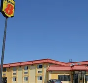Super 8 by Wyndham Clinton hotel detail image 3