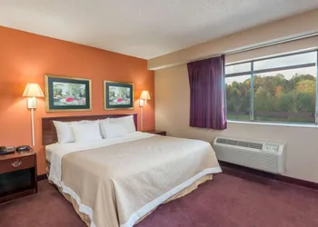 Days Inn by Wyndham Pittsburgh-Harmarville hotel thumbnail 6
