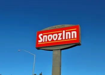 Snoozinn hotel thumbnail 2