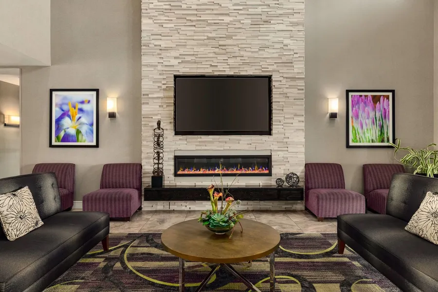 La Quinta Inn & Suites by Wyndham Arlington North 6 Flags Dr hotel detail image 2