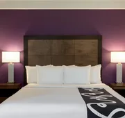 La Quinta Inn & Suites by Wyndham Arlington North 6 Flags Dr hotel detail image 5