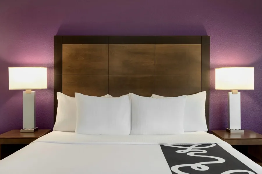 La Quinta Inn & Suites by Wyndham Arlington North 6 Flags Dr hotel detail image 6