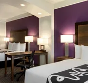 La Quinta Inn & Suites by Wyndham Arlington North 6 Flags Dr hotel detail image 7