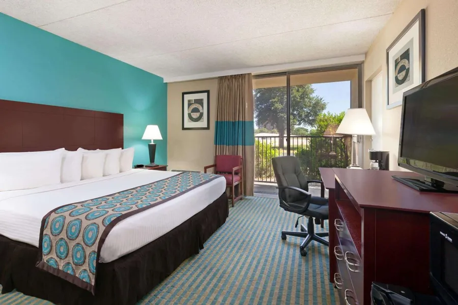 Howard Johnson by Wyndham Arlington Ballpark / Six Flags hotel detail image 2