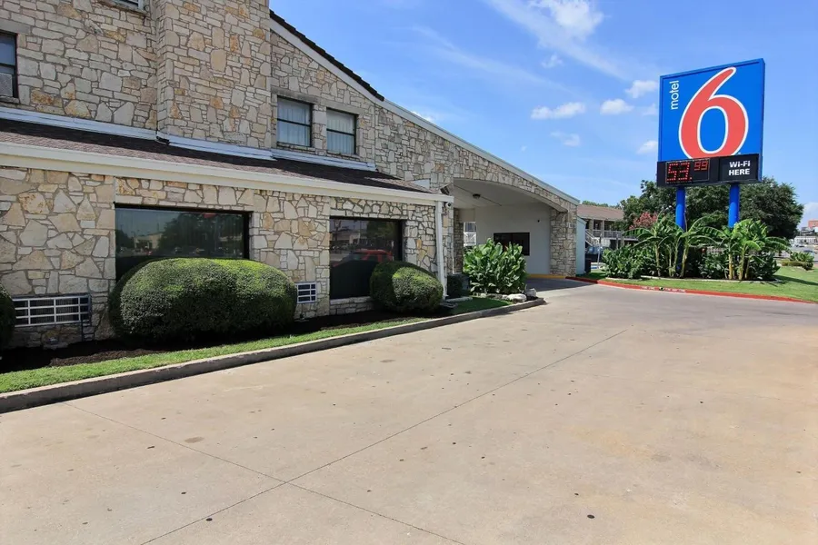 Motel 6 Austin, TX - Central Downtown UT hotel detail image 2