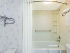 Super 8 hotel thumbnail 2