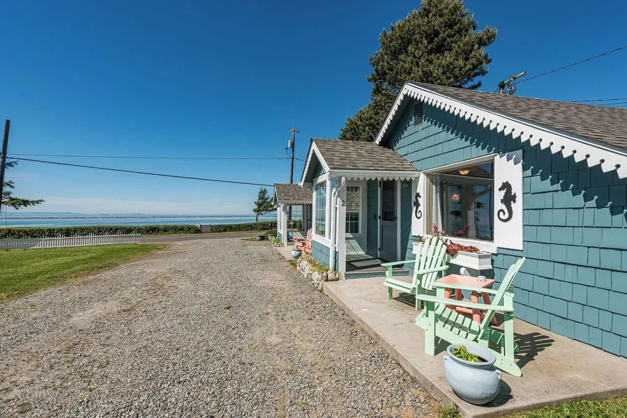 Juan de Fuca Waterfront Hotel & Cottages hotel detail image 2