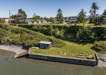 Juan de Fuca Waterfront Hotel & Cottages hotel thumbnail 5